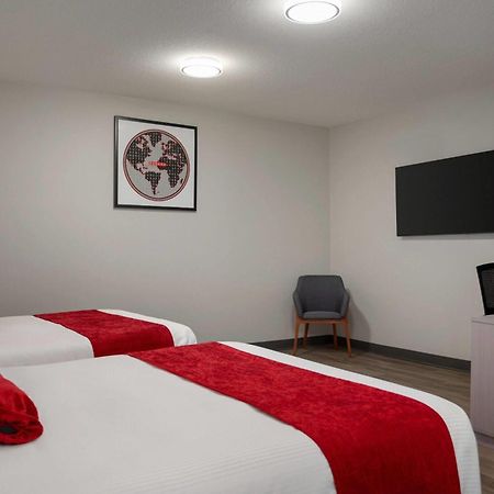 Ramada By Wyndham West Edmonton Hotel & Suites Экстерьер фото