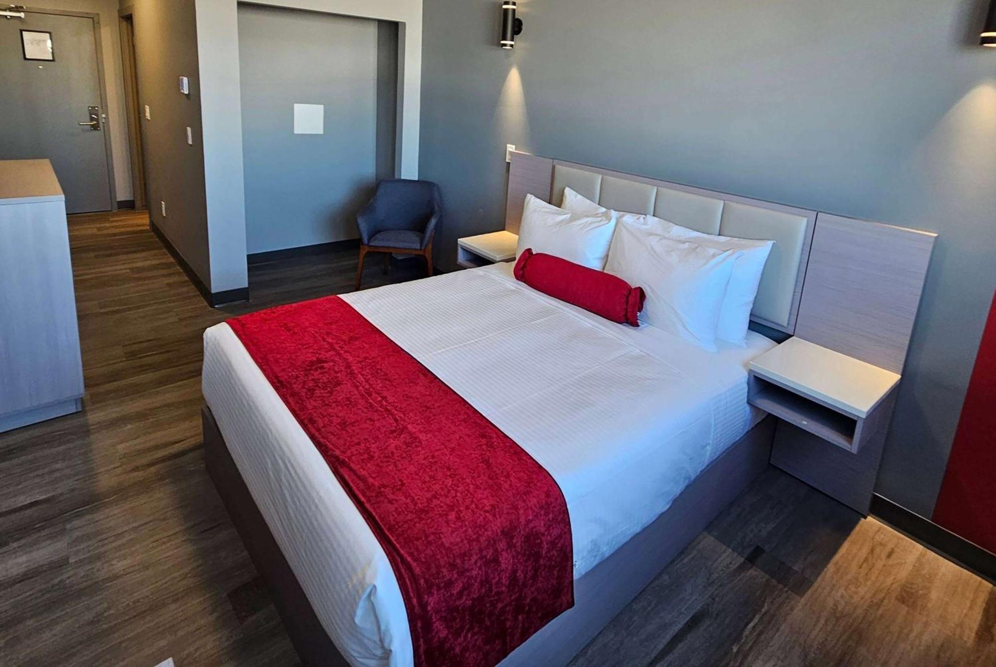 Ramada By Wyndham West Edmonton Hotel & Suites Экстерьер фото