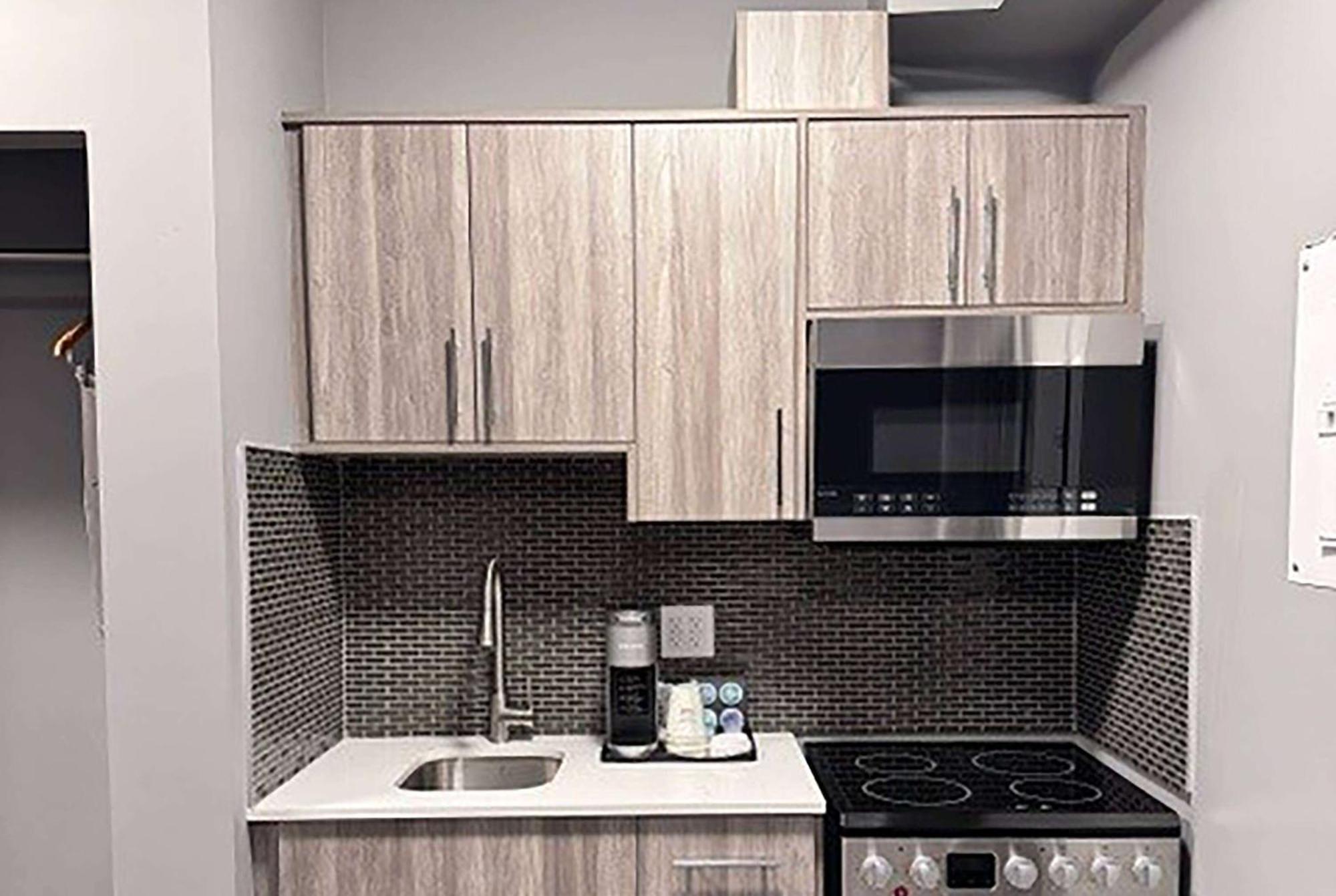 Ramada By Wyndham West Edmonton Hotel & Suites Экстерьер фото