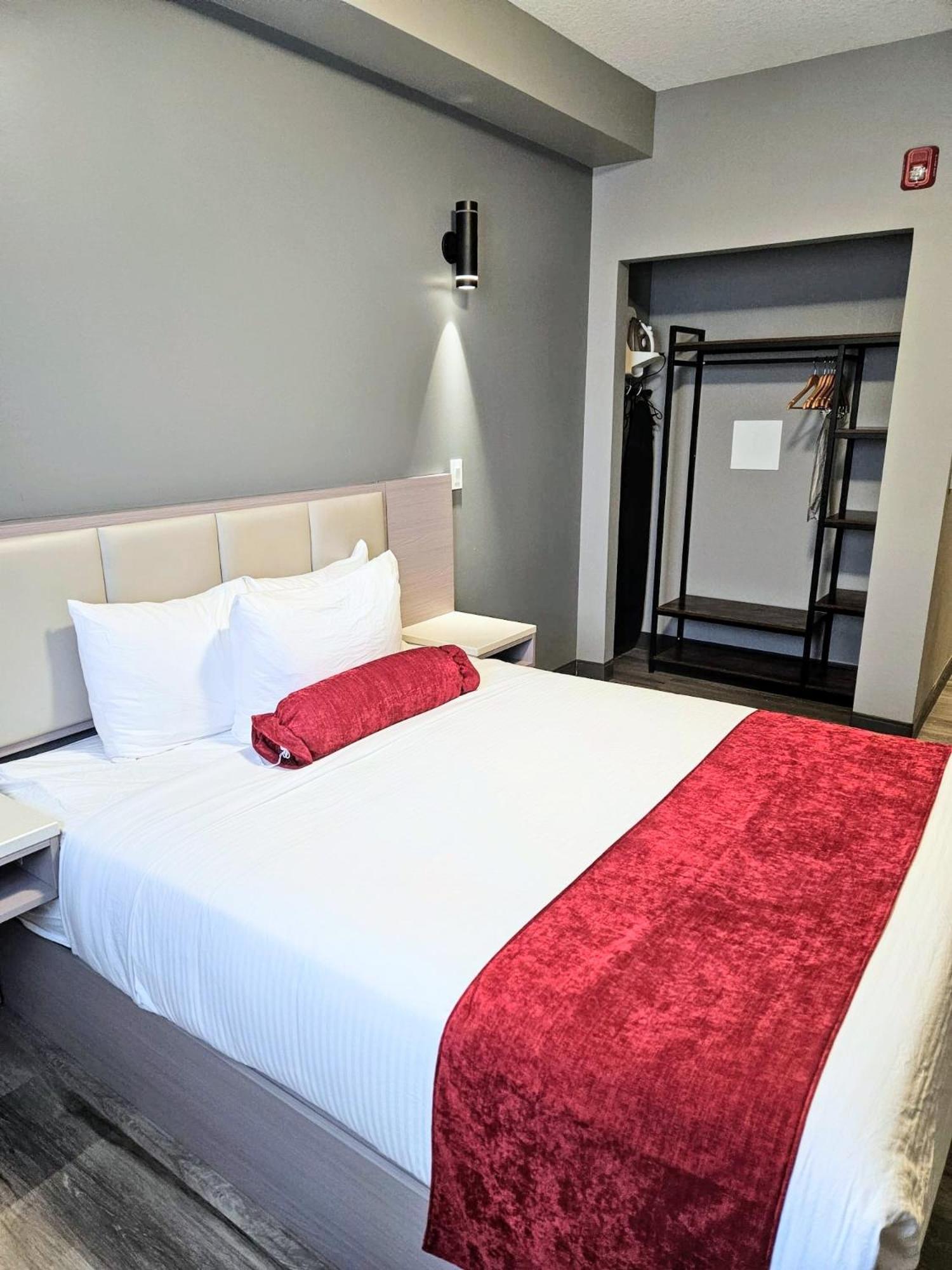Ramada By Wyndham West Edmonton Hotel & Suites Экстерьер фото
