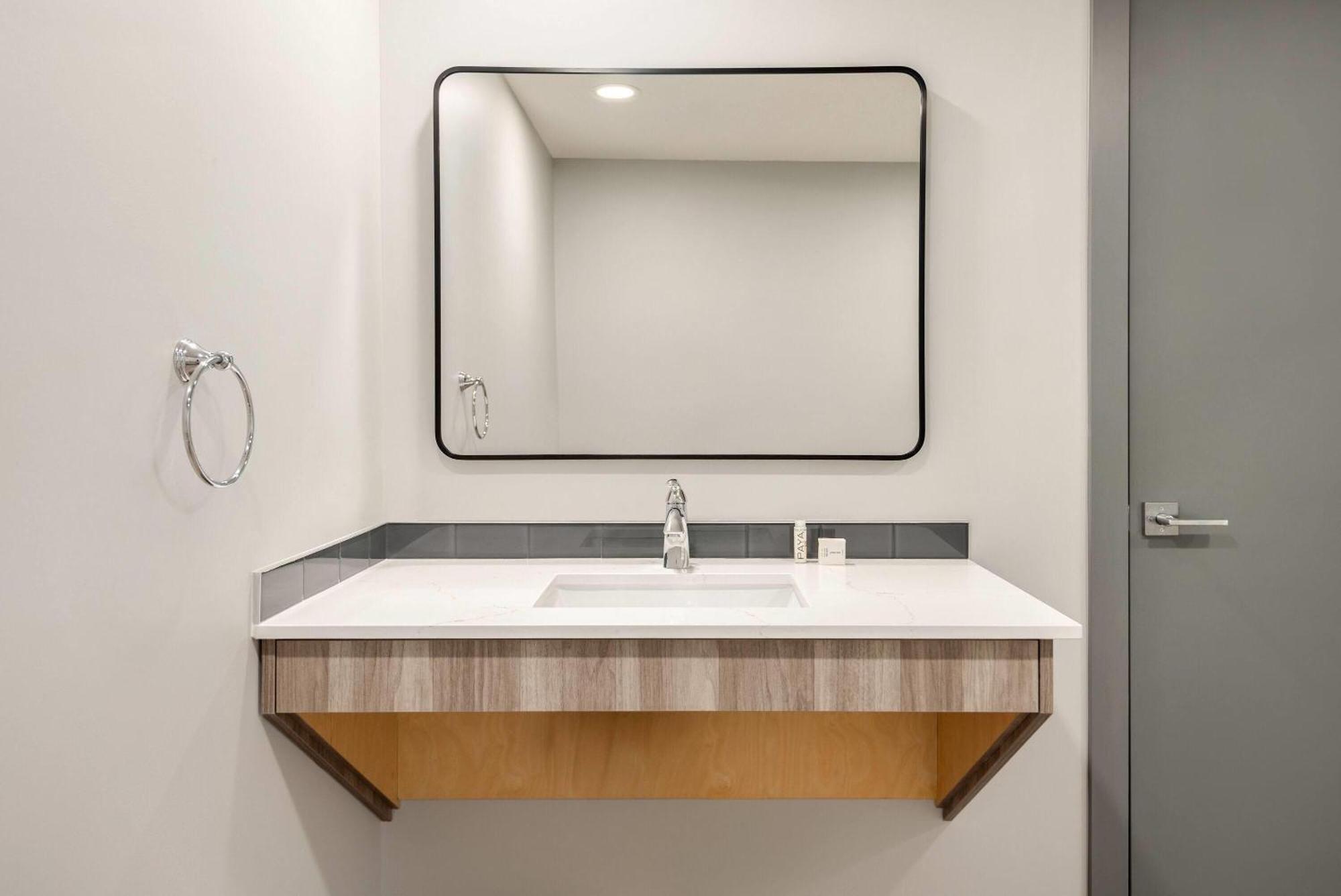 Ramada By Wyndham West Edmonton Hotel & Suites Экстерьер фото