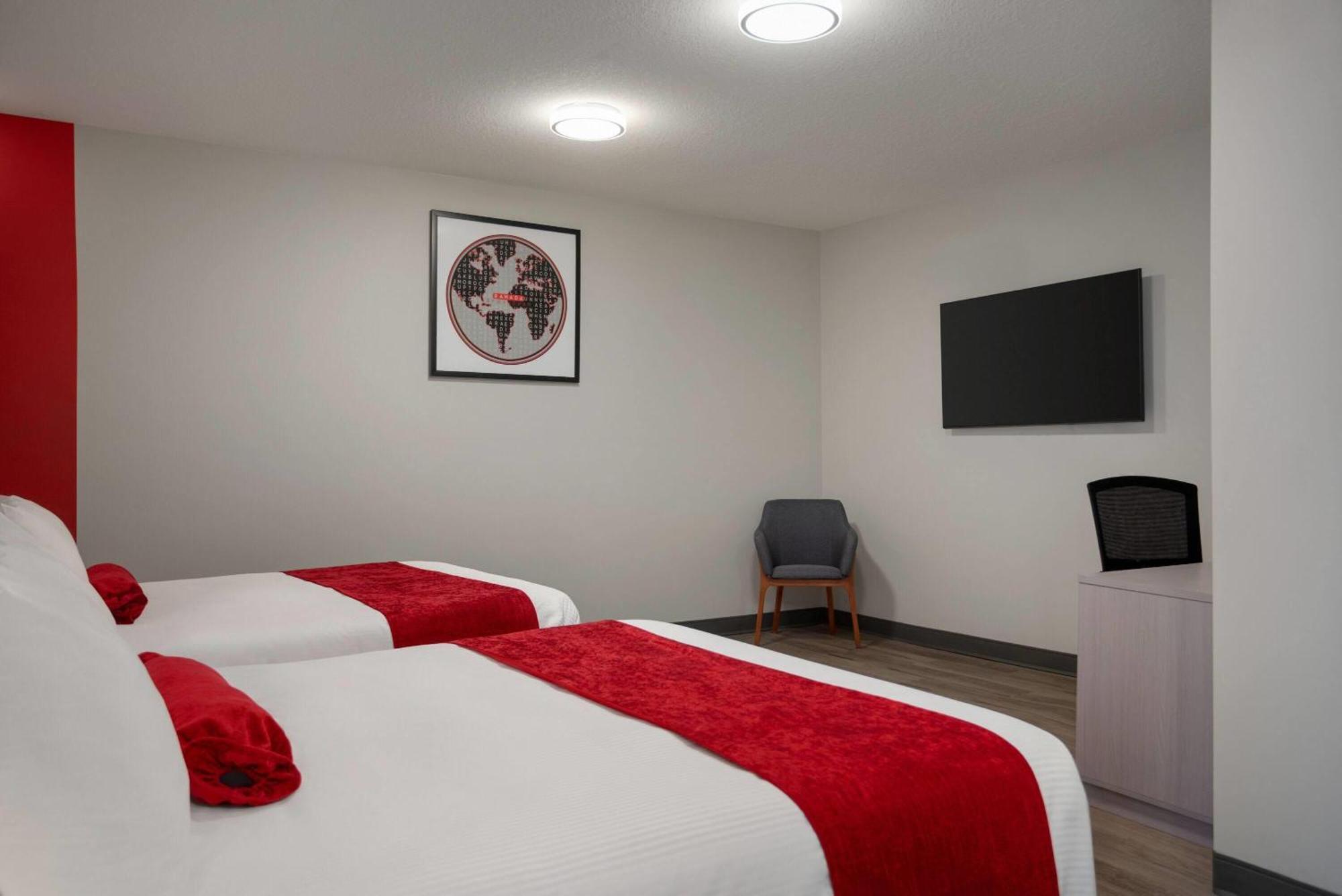 Ramada By Wyndham West Edmonton Hotel & Suites Экстерьер фото