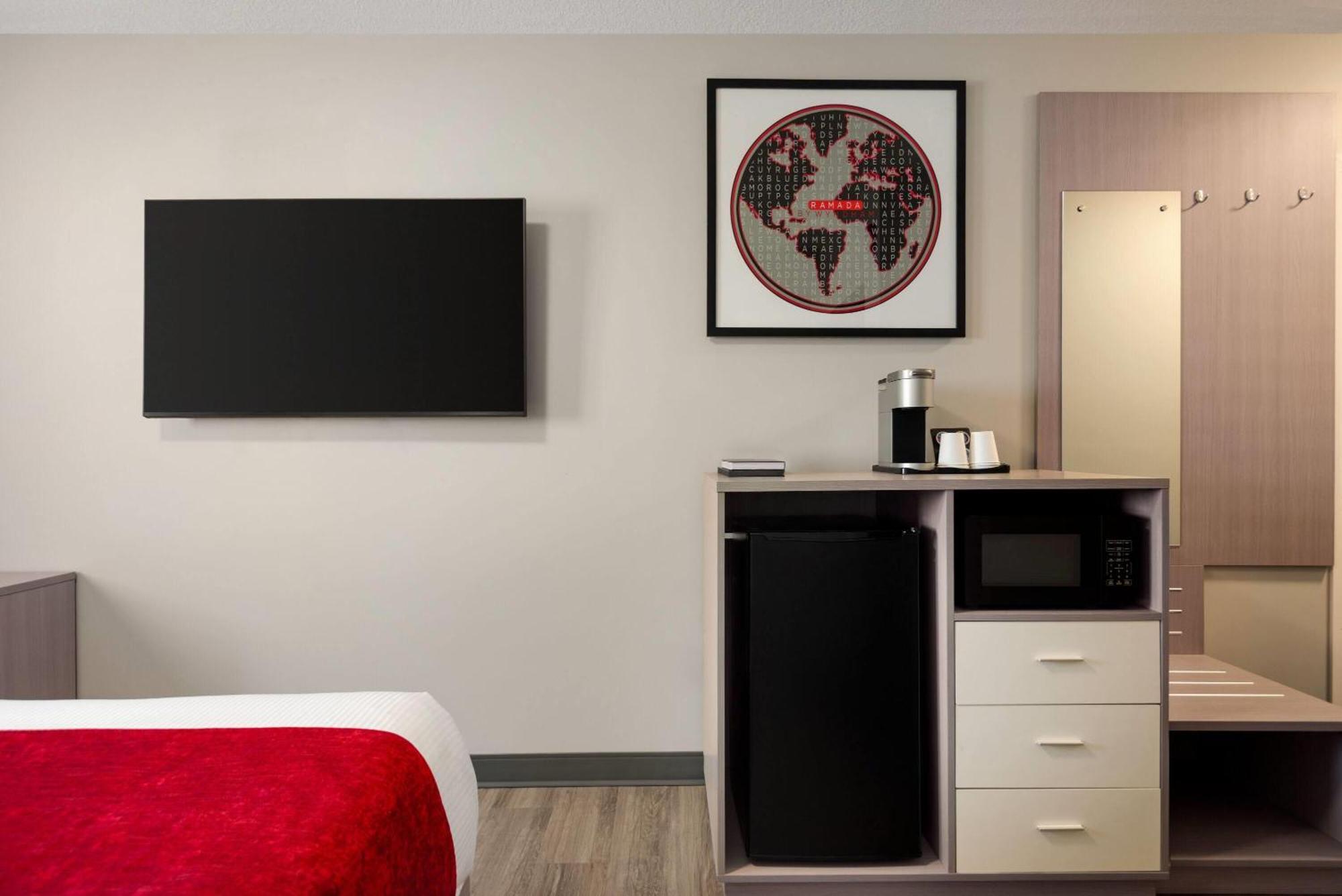 Ramada By Wyndham West Edmonton Hotel & Suites Экстерьер фото