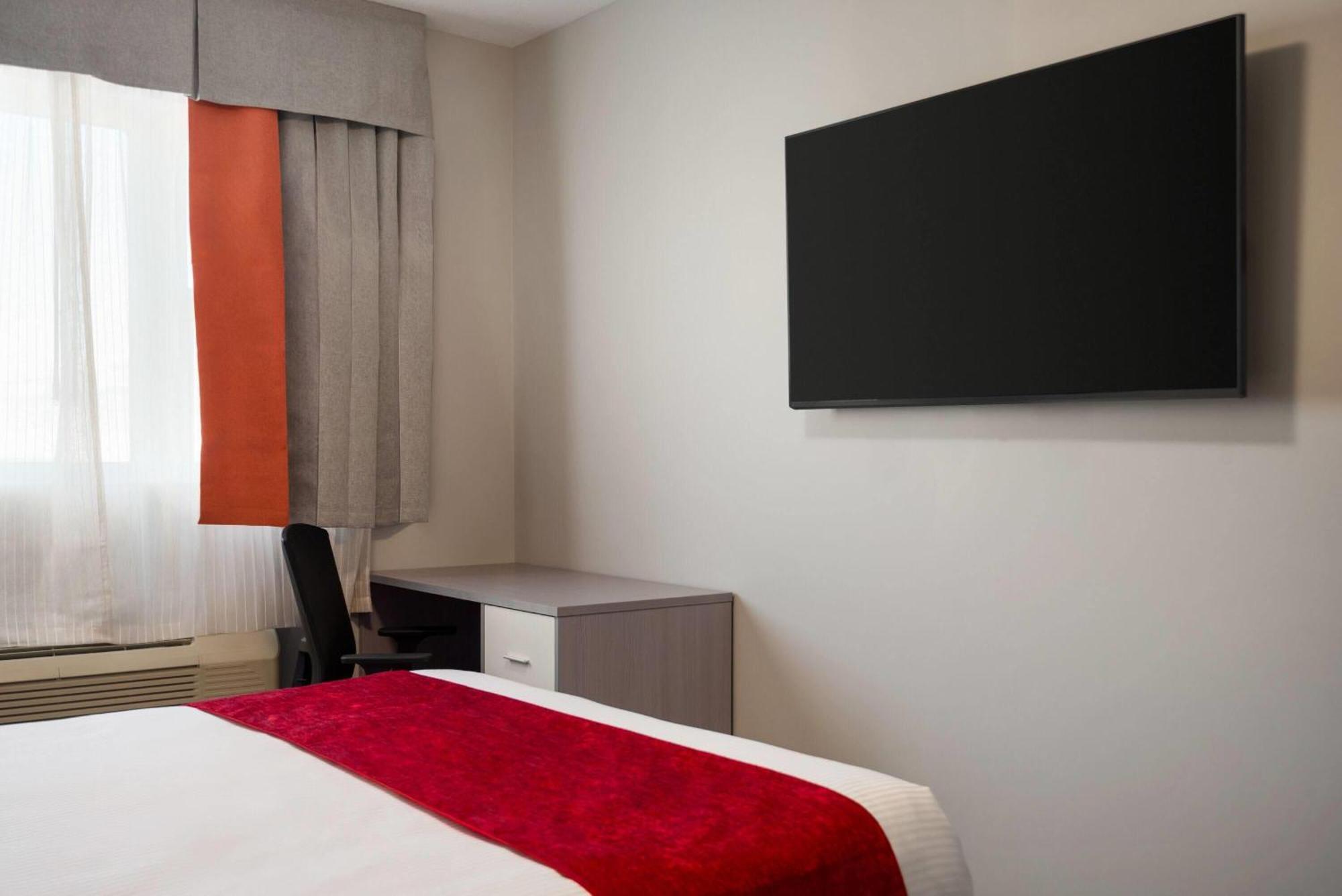 Ramada By Wyndham West Edmonton Hotel & Suites Экстерьер фото