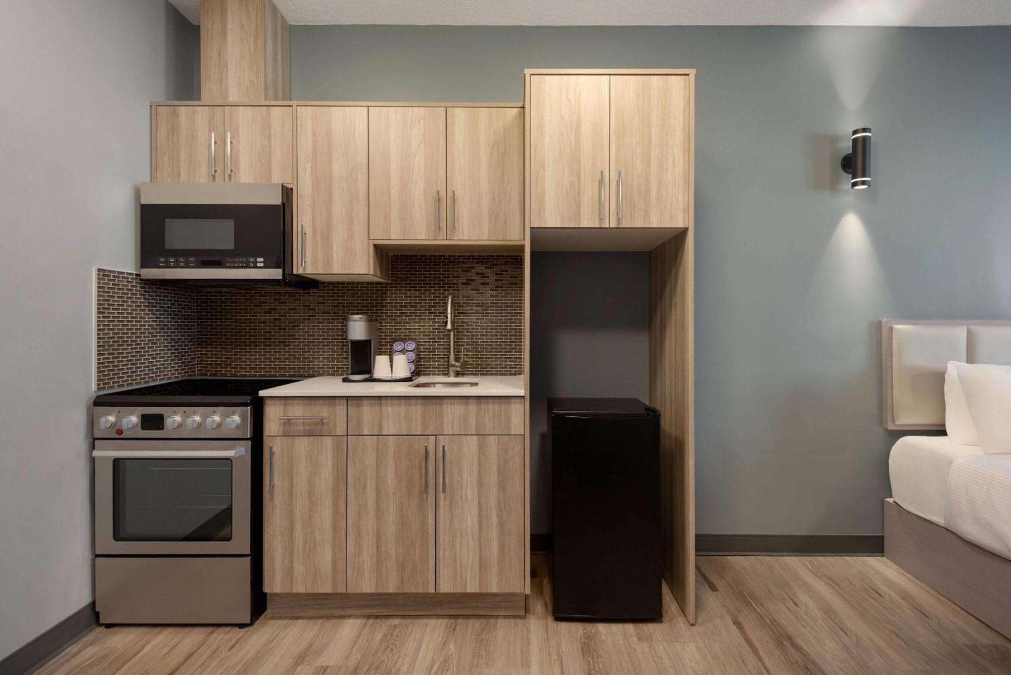 Ramada By Wyndham West Edmonton Hotel & Suites Экстерьер фото