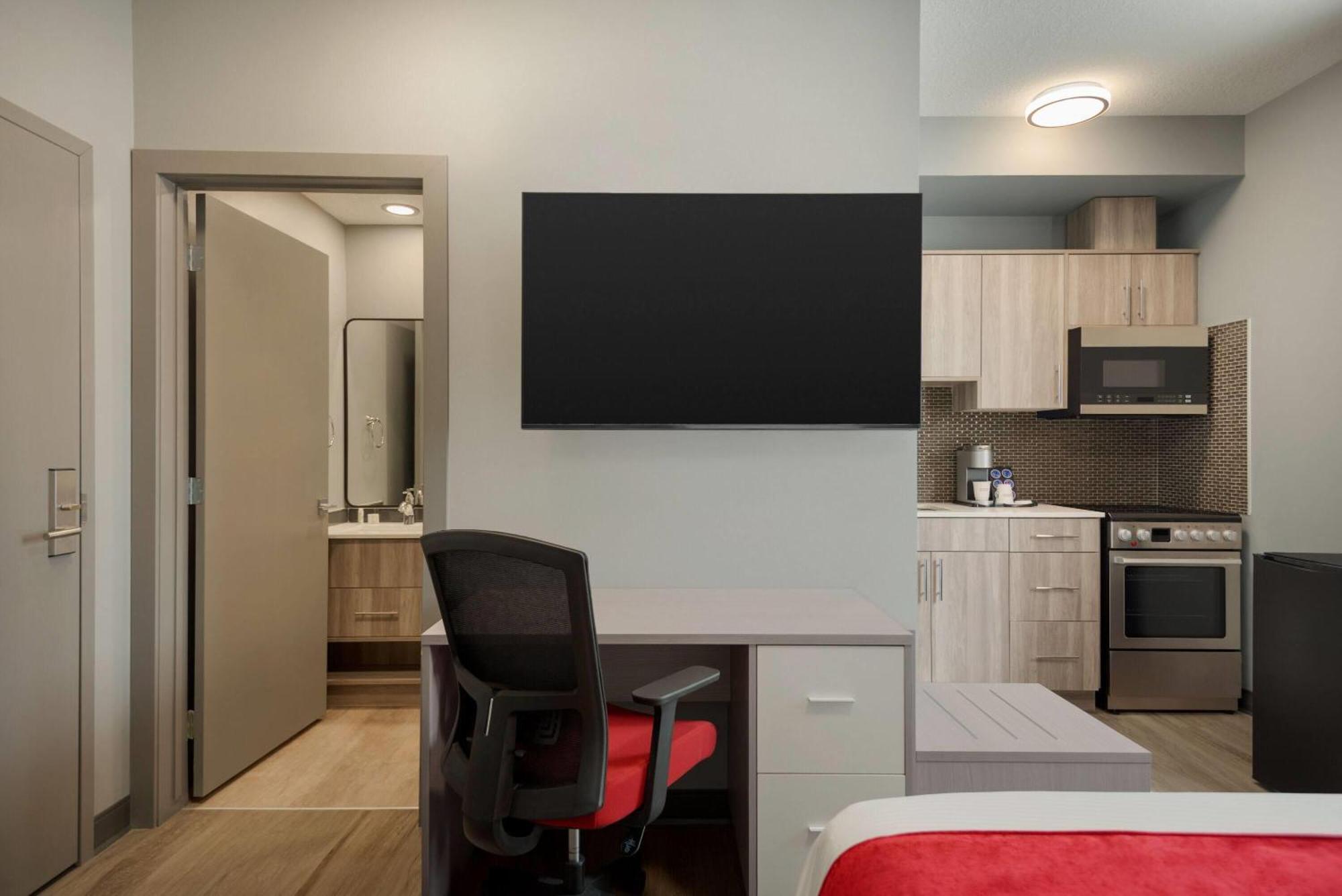 Ramada By Wyndham West Edmonton Hotel & Suites Экстерьер фото