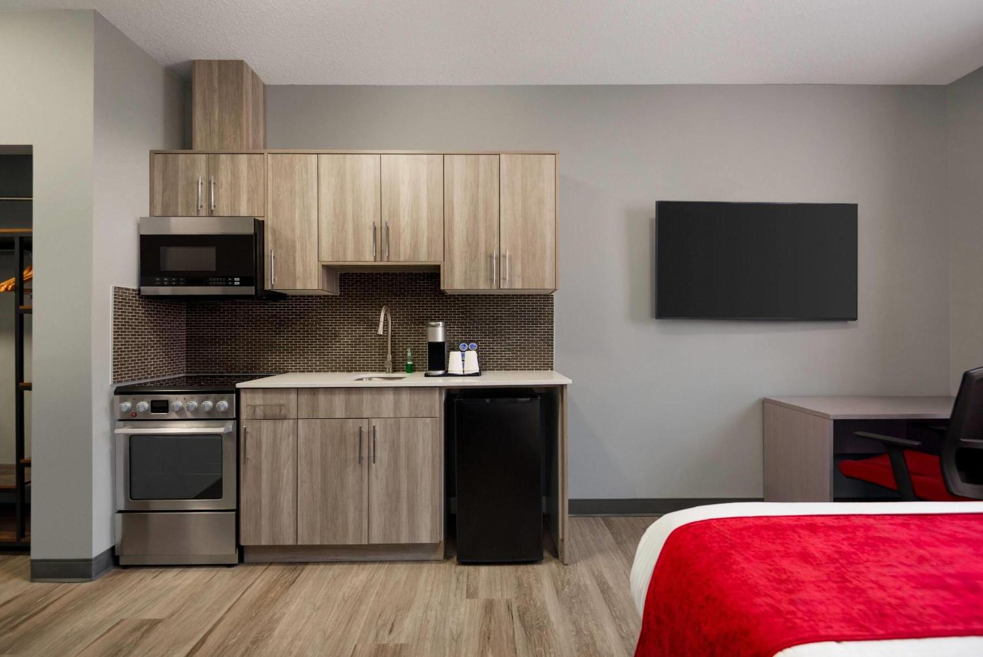 Ramada By Wyndham West Edmonton Hotel & Suites Экстерьер фото
