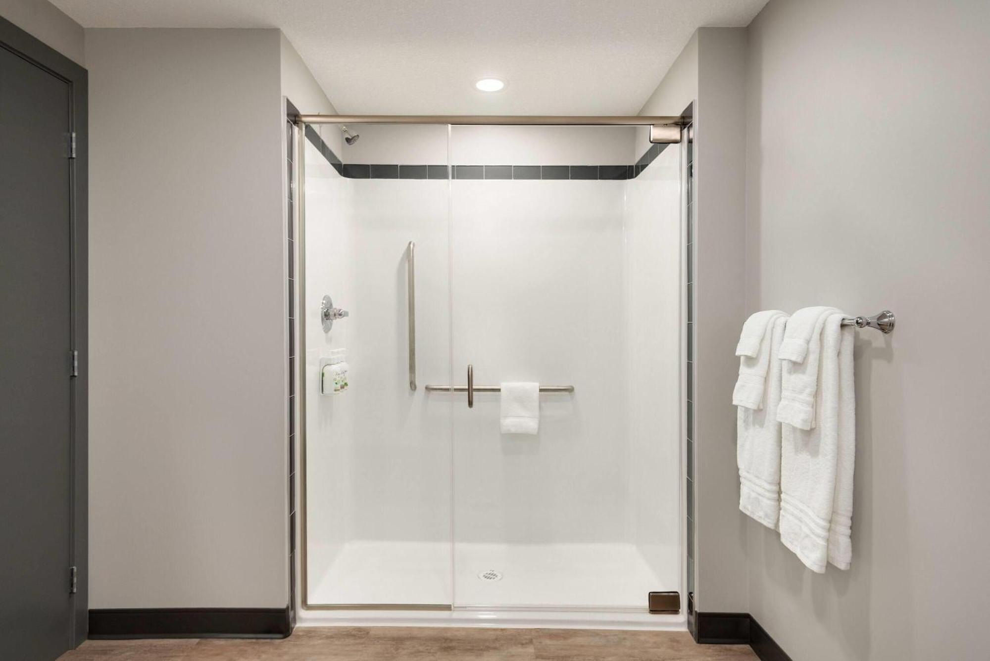 Ramada By Wyndham West Edmonton Hotel & Suites Экстерьер фото